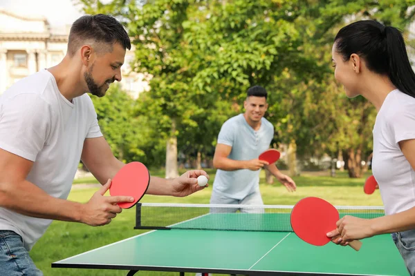 Amigos Jugando Ping Pong Aire Libre Día Verano —  Fotos de Stock