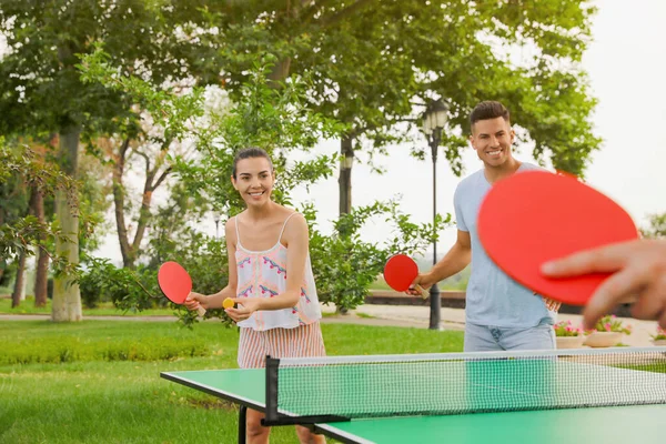 Vänner Som Spelar Pingis Utomhus Sommardagen — Stockfoto