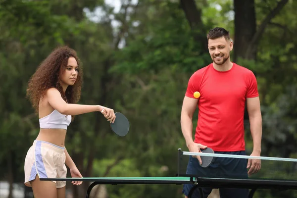 Amigos Jugando Ping Pong Aire Libre Día Verano —  Fotos de Stock