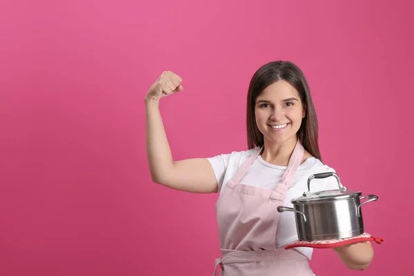 Giovane Donna Felice Con Pentola Cucina Sfondo Rosa Spazio Testo — Foto Stock