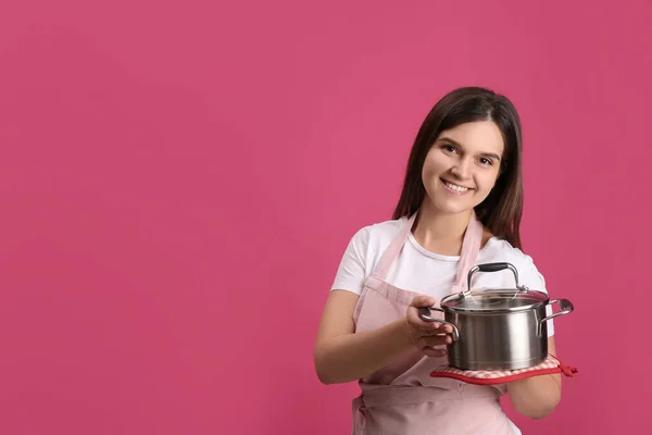 Giovane Donna Felice Con Pentola Cucina Sfondo Rosa Spazio Testo — Foto Stock