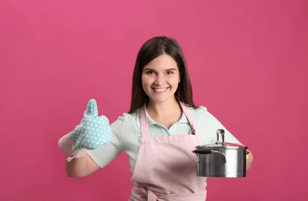 Giovane Donna Felice Con Pentola Cucina Sfondo Rosa — Foto Stock