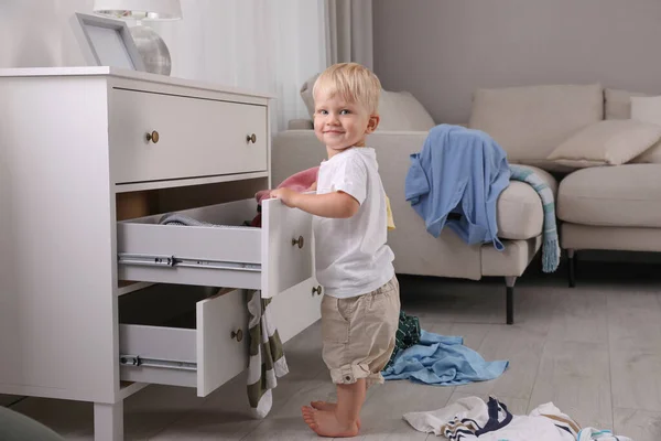 Lindo Niño Jugando Con Ropa Cajón Cómoda Casa — Foto de Stock