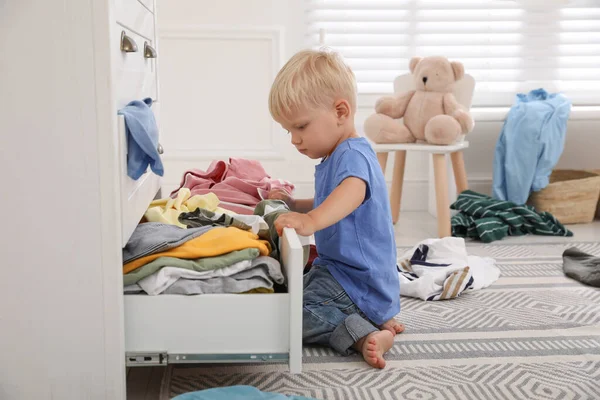Милий Маленький Хлопчик Грає Одягом Шухляді Вдома — стокове фото
