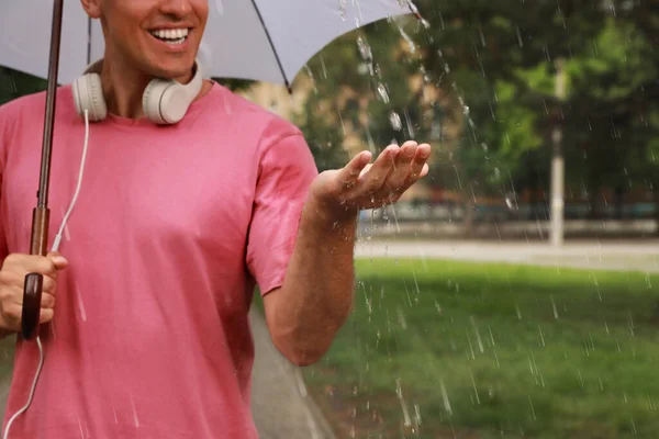 Hombre Con Paraguas Caminando Bajo Lluvia Parque Primer Plano — Foto de Stock