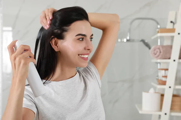 Vrouw Aanbrengen Van Droge Shampoo Haar Haar Badkamer — Stockfoto