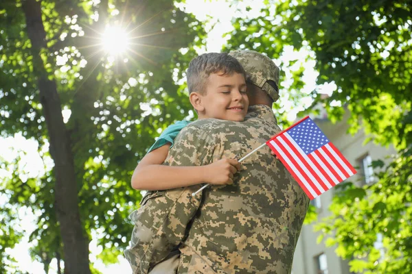 Soldado Hijito Con Bandera Usa Abrazándose Aire Libre —  Fotos de Stock