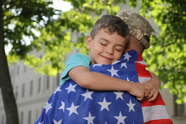 Soldado Con Bandera Estados Unidos Pequeño Hijo Abrazándose Aire Libre — Foto de Stock