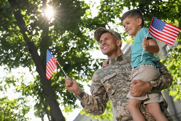 Soldado Seu Filho Com Bandeiras Americanas Livre Vista Baixo Ângulo — Fotografia de Stock