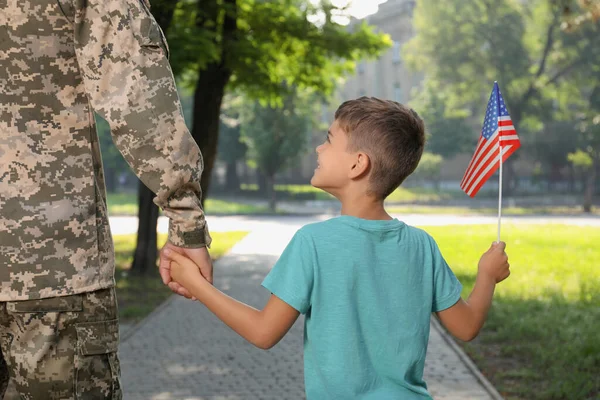 Soldat Und Sein Kleiner Sohn Mit Amerikanischer Flagge Freien Rückansicht — Stockfoto