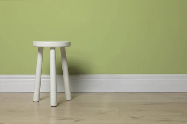 Banquinho Branco Elegante Perto Parede Verde Claro Dentro Casa Espaço — Fotografia de Stock