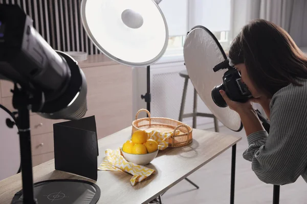 Profesyonel Kameralı Genç Bir Kadın Stüdyoda Limon Fotoğrafı Çekiyor — Stok fotoğraf