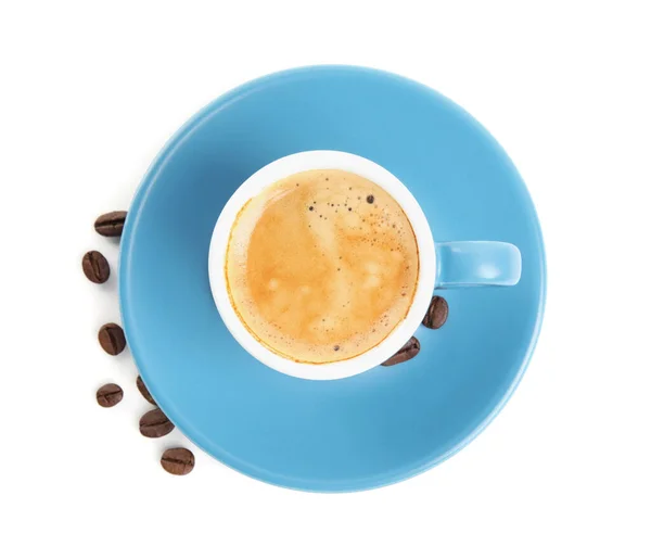 Filiżanka Smacznego Espresso Rozrzucone Ziarna Kawy Białym Tle Widok Góry — Zdjęcie stockowe