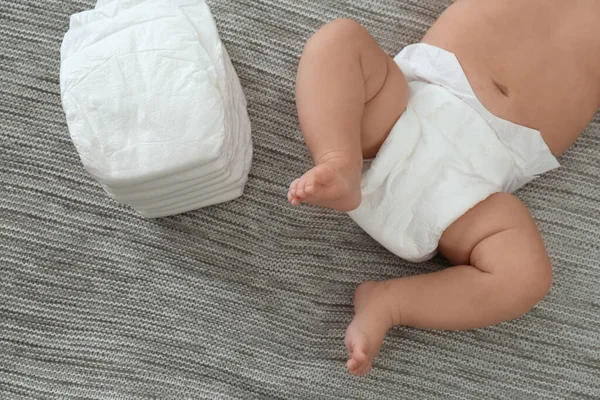 Leuke Kleine Baby Luier Grijze Deken Bovenaanzicht — Stockfoto