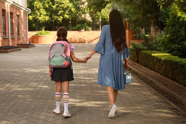Anne Kızını Okula Götürüyor Geriye Bakıyor — Stok fotoğraf