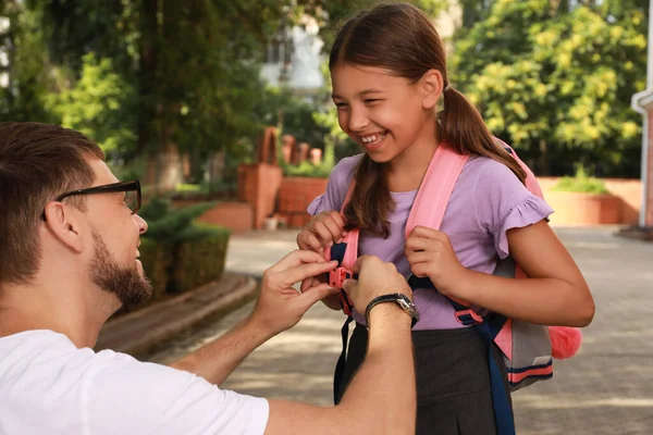 Baba Kızına Sırt Çantasıyla Dışarıda Yardım Ediyor Okula Hazırım — Stok fotoğraf