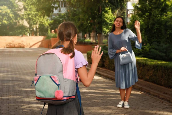 Mãe Acenando Adeus Sua Filha Antes Escola Livre — Fotografia de Stock