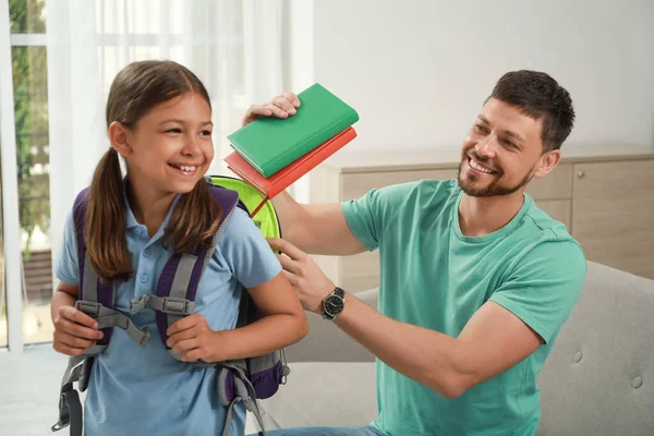 Pai Ajudando Sua Filha Preparar Para Escola Casa — Fotografia de Stock