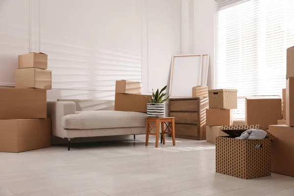 Muebles Cajas Cartón Con Cosas Empaquetadas Habitación Día Movimiento — Foto de Stock