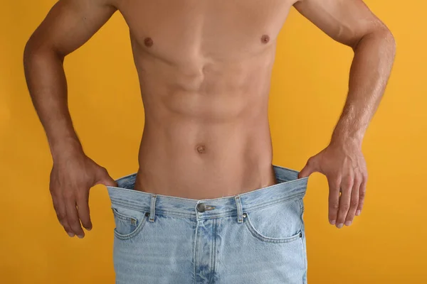 Hombre Sin Camisa Con Cuerpo Delgado Que Lleva Pantalones Vaqueros — Foto de Stock