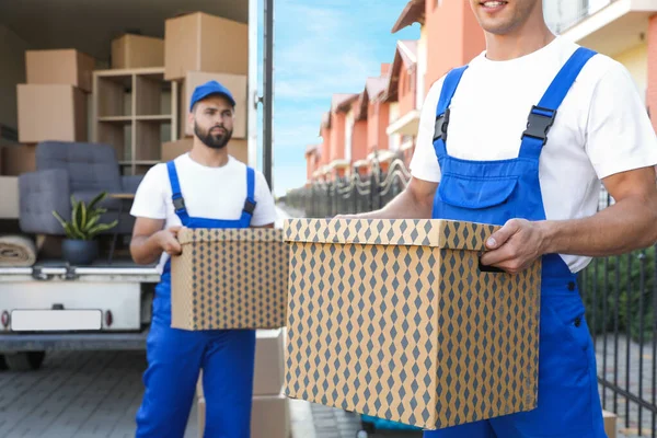 Trabajadores Descargando Cajas Furgonetas Aire Libre Servicio Móvil — Foto de Stock