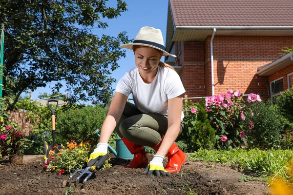 Mujer Plantando Flores Aire Libre Día Soleado Tiempo Jardinería — Foto de Stock