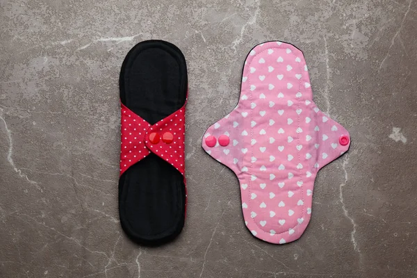 Almohadillas Menstruales Tela Reutilizable Mesa Marrón Posición Plana —  Fotos de Stock