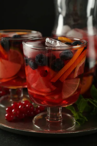 Rotes Glas Sangria Mit Früchten Auf Schwarzem Tisch — Stockfoto