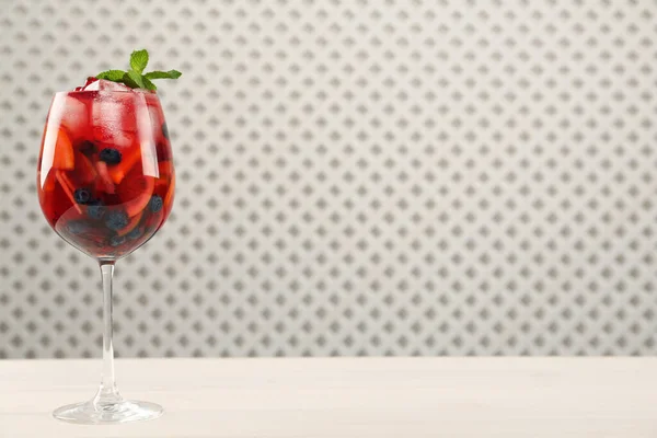 Bicchiere Sangria Rossa Con Frutti Tavolo Legno Bianco Spazio Testo — Foto Stock