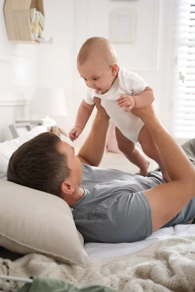 Far Med Sitt Söta Barn Sängen Hemma Lycklig Familj — Stockfoto