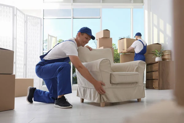 Déménagement Des Employés Service Avec Fauteuils Boîtes Carton Dans Chambre — Photo