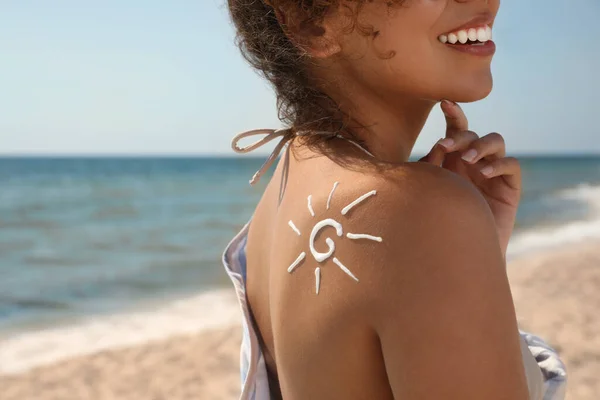 ビーチで肩の上に太陽の保護クリームを持つアフリカ系アメリカ人女性 クローズアップ — ストック写真