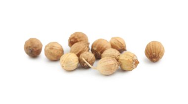 Beyaz arkaplanda kurumuş kişniş tohumları, yakın plan