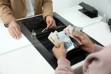 Bankada para değiş tokuşu yapan adam, yakın çekim görüntüsü