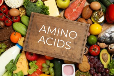 Farklı ürünler arasında AMINO ACIDS yazılı ahşap tahta tabela, üst görünüm 