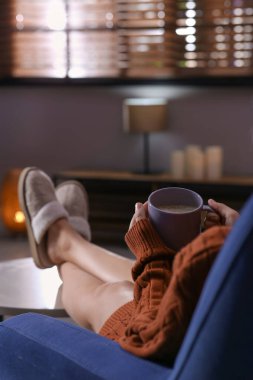 Bir fincan aromatik kahveli kadın evde dinleniyor, yakın plan.