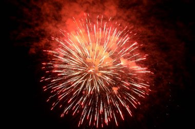Güzel, parlak havai fişekler gece gökyüzünü aydınlatıyor.