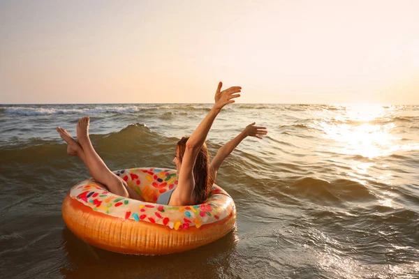 Mujer Feliz Con Anillo Inflable Mar — Foto de Stock