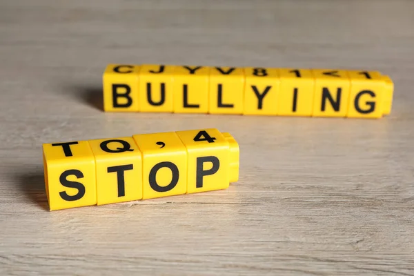 Phrase Stop Bullying Feito Cubos Amarelos Com Letras Mesa Madeira — Fotografia de Stock