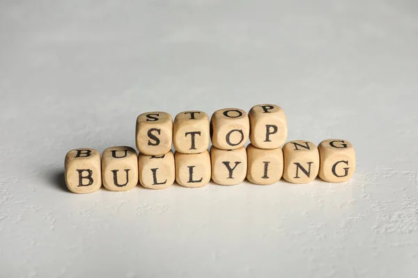 Φράσης Stop Bullying Από Ξύλινους Κύβους Γράμματα Πέτρινη Επιφάνεια Closeup — Φωτογραφία Αρχείου