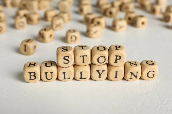 Phrase Stop Bullying Feito Cubos Madeira Com Letras Superfície Pedra — Fotografia de Stock