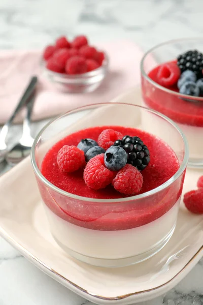 Lahodná Panna Cotta Ovocnými Coulis Čerstvými Bobulemi Podávanými Bílém Mramorovém — Stock fotografie