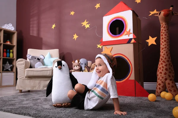 Roztomilý Chlapeček Hrající Doma Podlaze Poblíž Lepenkové Rakety Interiér Dětského — Stock fotografie