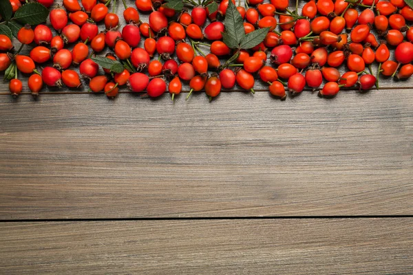 Ripe Rose Hip Berries Green Leaves Wooden Table Flat Lay — Stock Photo, Image