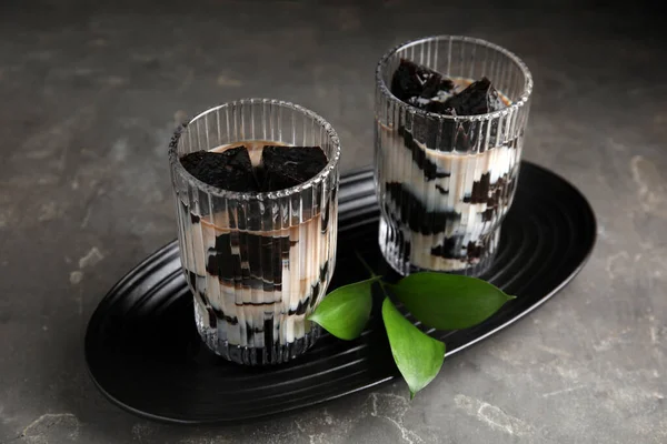 Vasos Leche Con Gelatina Hierba Hojas Verdes Sobre Mesa Gris — Foto de Stock