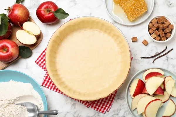 Composição Leigos Planos Com Massa Crua Ingredientes Mesa Mármore Branco — Fotografia de Stock