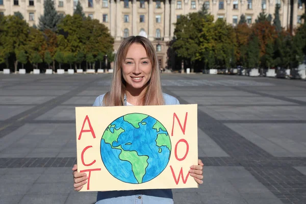 Fiatal Plakáttal Tiltakozik Klímaváltozás Ellen Város Utcáján — Stock Fotó