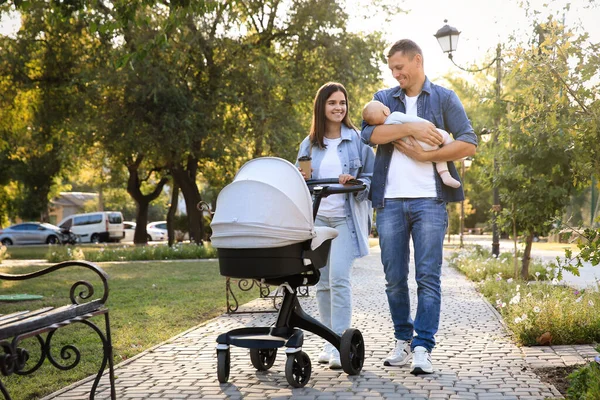 Lyckliga Föräldrar Går Med Sitt Barn Parken Solig Dag — Stockfoto