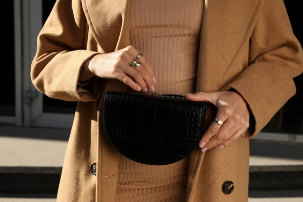 Jonge Vrouw Met Stijlvolle Taille Tas Buiten Close — Stockfoto