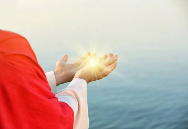Jesus Christus Der Nähe Des Wassers Freien Nahaufnahme Wunderlicht Händen — Stockfoto